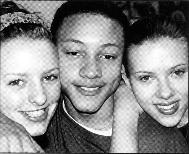 Scarlett Johansson ze szkolnymi kolegami