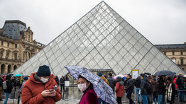 Illegális műtárgy-kereskedelemmel vádolják a Louvre volt igazgatóját