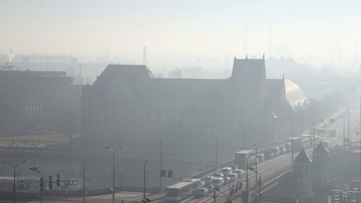 Zaczęły się jesienne chłody. Wielu Polaków odpala swoje piece na tani węgiel, znacząco dokładając się do zanieczyszczenia powietrza w całym kraju. Ale walka o ograniczanie „brudnych” paliw może najsilniej uderzyć w najbiedniejszych, pisze Wojciech Kość z POLITICO.