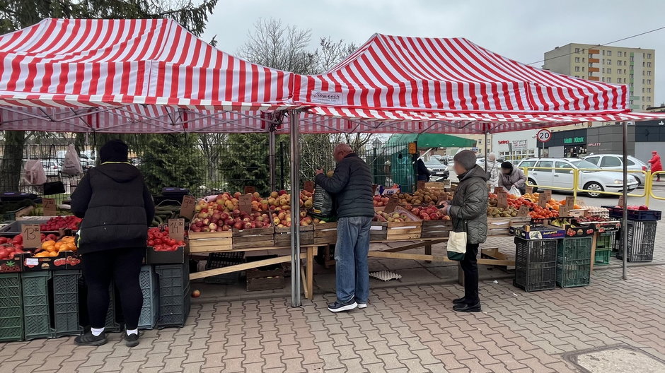Stoisko owocowo-warzywne na bazarze przy ul. Gajowej w Białymstoku