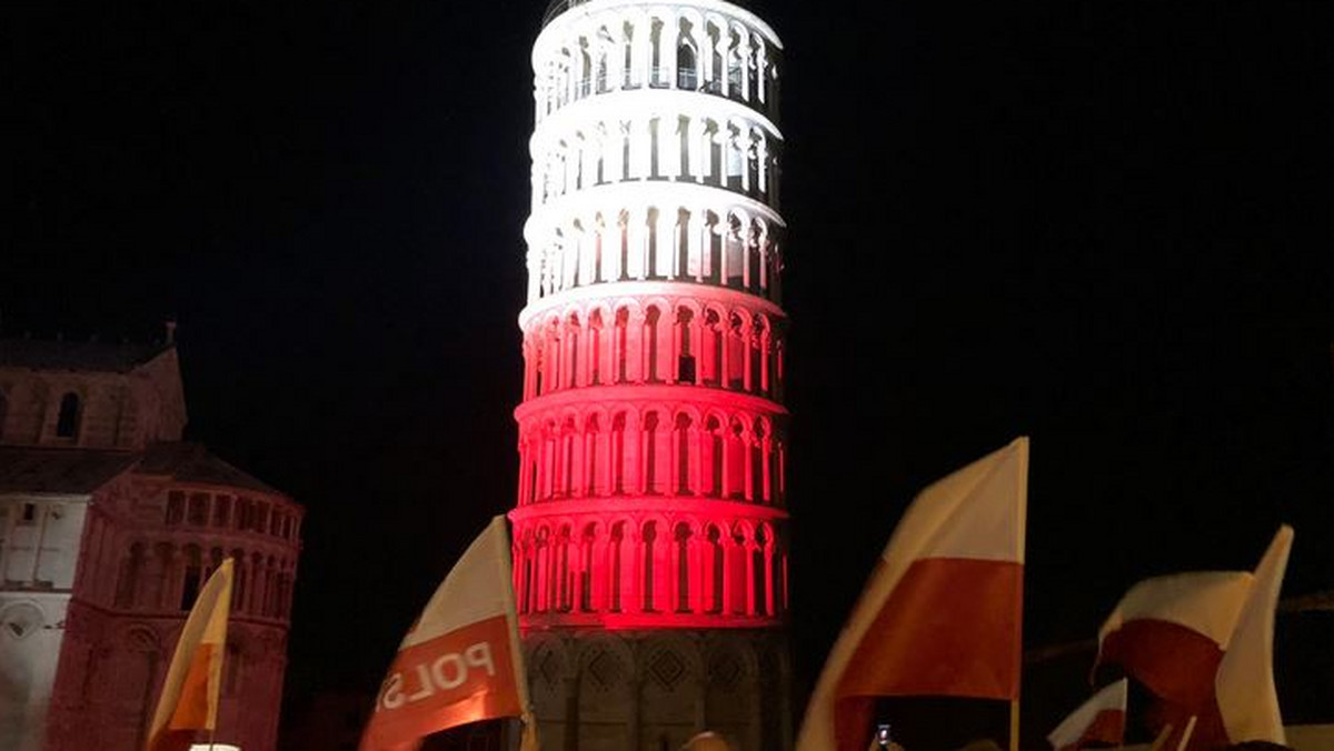 Włoska Krzywa Wieża w Pizie została oświetlona na biało i czerwono z okazji stulecia odzyskania niepodległości przez Polskę. To jedna z inicjatyw obchodów na świecie, w ramach których polskie barwy narodowe rozbłysły na wielu obiektach i zabytkach.