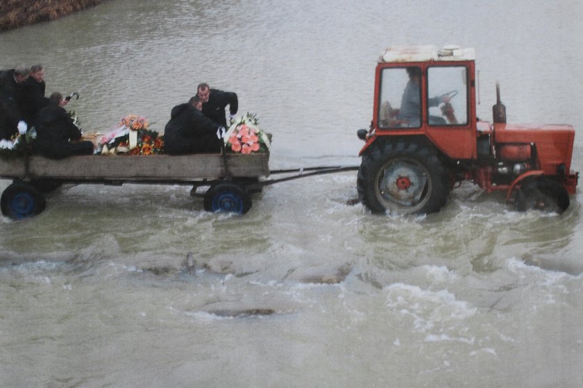 Wożą zmarłych furmanką przez rzekę