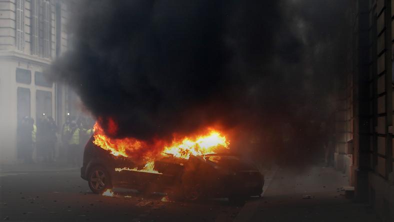 W Paryżu w trakcie protestu płonęły samochody