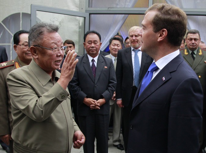 Dmitrij Miedwiediew i Kim Dzong Il w bazie wojskowej Sosnowyj Bor
