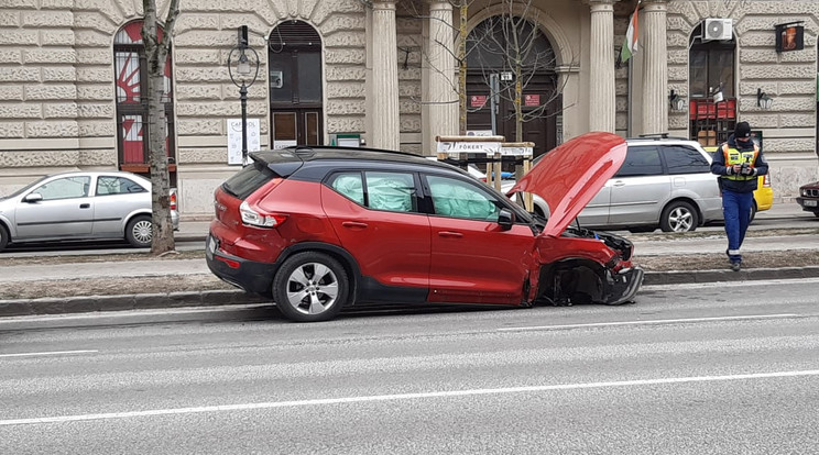 Ízzé porrá tört Vitray Volvója az Andrássy úti balesetben / Fotó: budapestkornyeke.hu