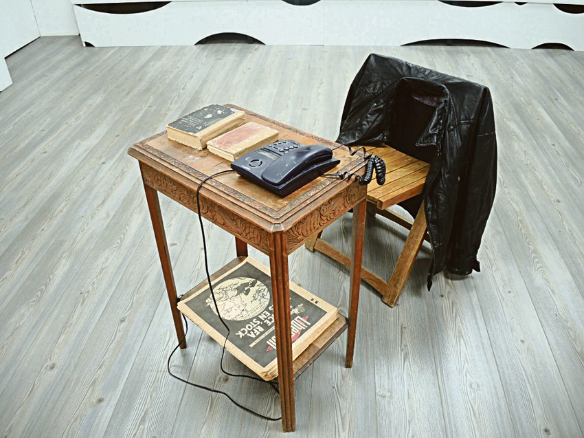 Sto, stolica, telefon i jakna Ljube Popovića