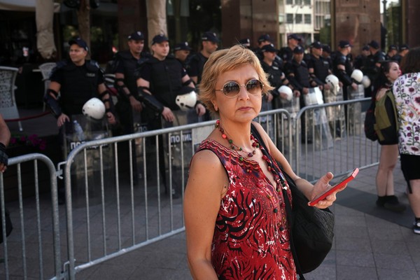 U selu Dobrotin kod Lipljana u blizini škole i obdaništa ispisani grafiti "UČK"