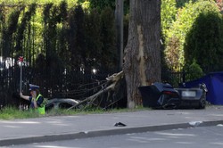 Trzy osoby zginęły w Wilanowie. Bmw uderzyło w drzewo i stanęło w płomieniach