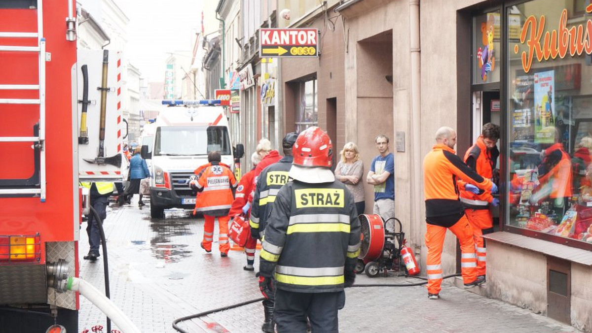 45-letni mężczyzna podpalił się w sklepie przy ulicy Kościelnej w Rybniku. Poszkodowany został przewieziony do szpitala, gdzie walczy o życie.