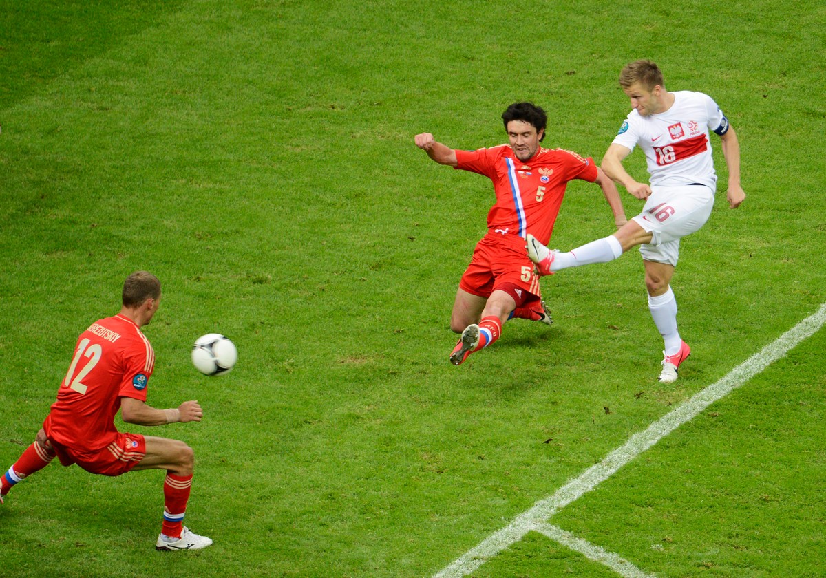 Polak Jakub Błaszczykowski (P) strzelający bramkę w meczu fazy grupowej ME w 2012 roku przeciwko Rosji