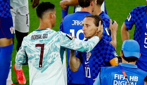 Kristijano Ronaldo teši Luku Modrića posle eliminacije Hrvatske sa Svetskog prvenstva | Foto: REUTERS/Jeenah Moon
