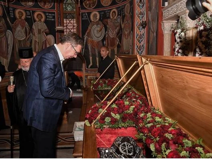 "Srećan što sam imao priliku da celivam mošti Sv. Zosima i Sv. Jakova" Predsednik Vučić posetio manastir Tumane (foto) - Vimarsana News