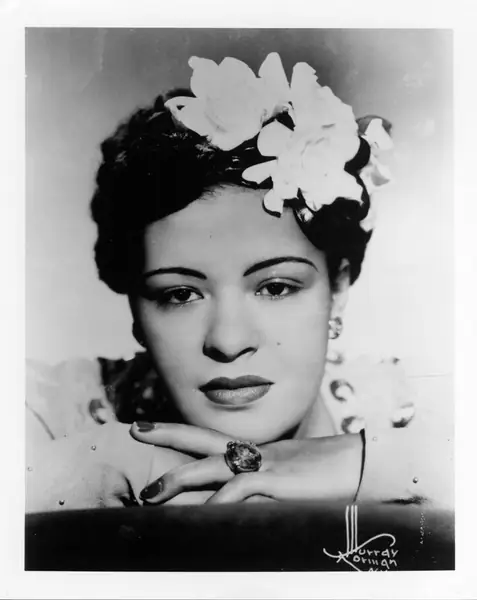 Piosenkarka Billie Holiday pozuje do portretu około roku 1939. Jej brwi mają bardziej naturalny kształt. Są ciemne i mocno zarysowane / Michael Ochs Archives Getty Images