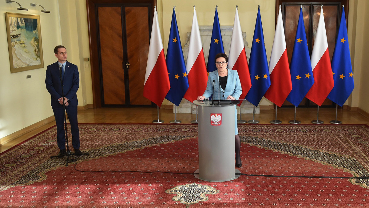 Informacja rządu na temat uchodźców zostanie przedstawiona jutro na posiedzeniu połączonych sejmowych komisji - ds. UE oraz spraw wewnętrznych - poinformował rzecznik rządu Cezary Tomczyk. Dziś na godz. 16 premier Ewa Kopacz zaprosiła na spotkanie liderów partyjnych.