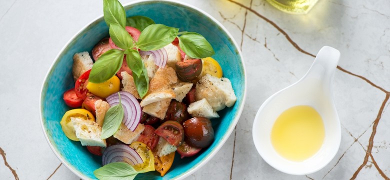 Ta prosta i pyszna sałatka pochodzi ze słonecznej Toskanii. Sekretem przepisu jest chleb