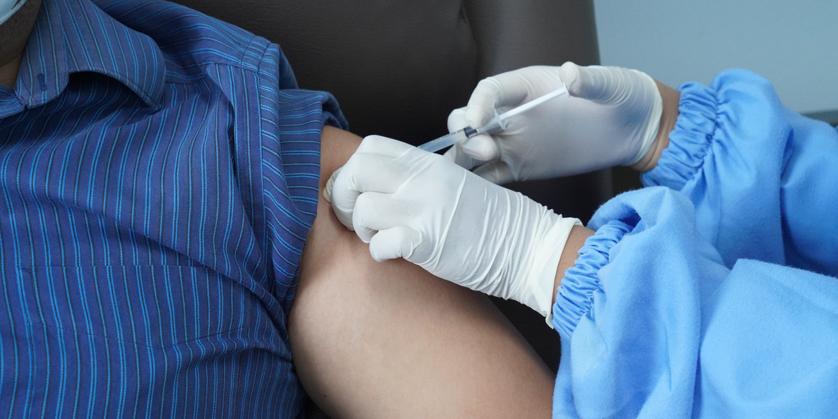 Temat szczepień przeciwcovidowych powróci jesienią w sezonie grypowym