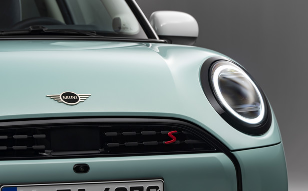 Oto nowe MINI Cooper S i Cooper C: silniki spalinowe uratowane.