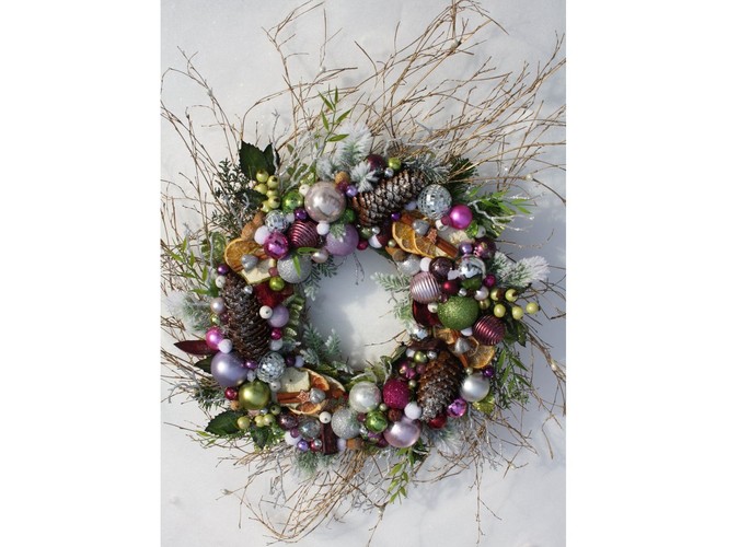 Kolorami wyklejany - świąteczny wianek z kolorowych bombek, szyszek, gałązek i suszonych owoców. Autorka: Marta Jarosińska-Mańka