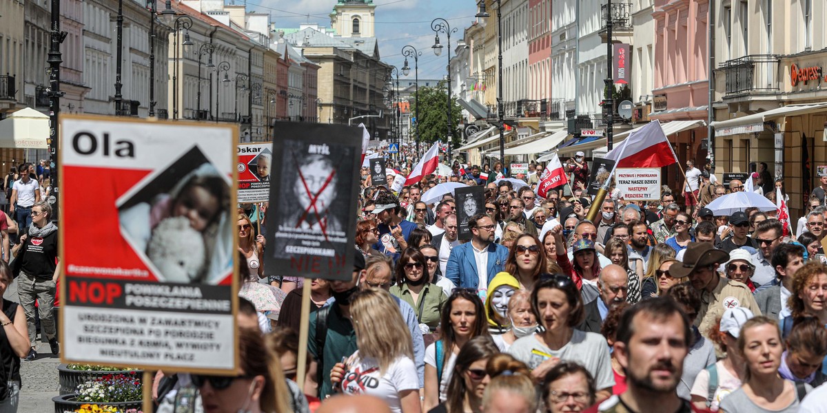 Szaleje epidemia, a oni nie chcą się szczepić. W Warszawie odbył się zlot antyszczepionkowców i wyznawców teorii spiskowych