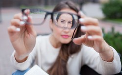 Dopłata do okularów z NFZ. Ile wynosi i jakie warunki trzeba spełnić?