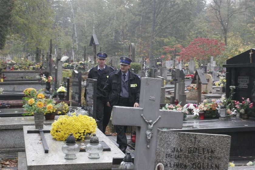 ZDJĘCIA. Trzynastolatek kopał ludzką czaszkę na cmenatrzu