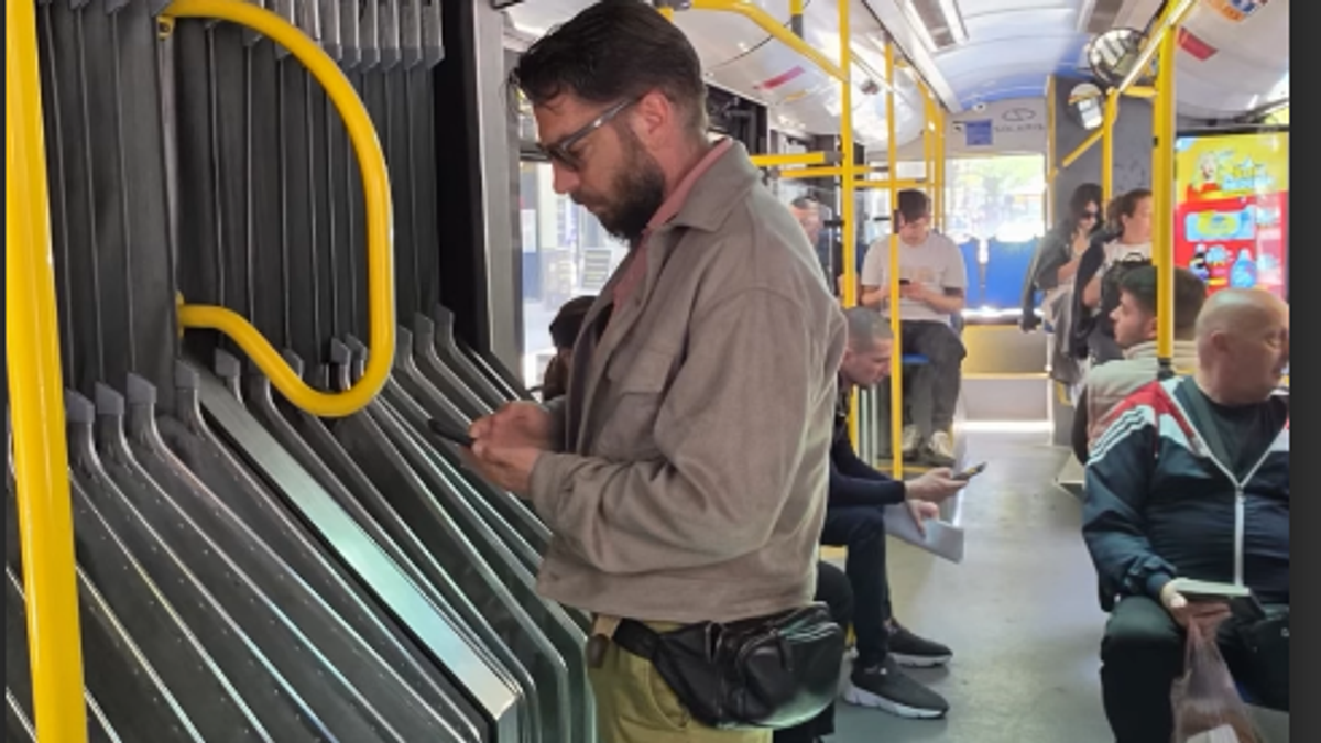 NAŠ GLUMAC UHVAĆEN U GRADSKOM PREVOZU Kuca poruke na telefonu, svi ga komentarišu na mrežama: 