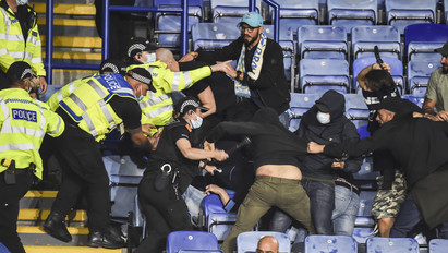 Botrány: a rendőrökkel és a hazai szurkolókkal is összeverekedtek a Napoli ultrái Leicesterben