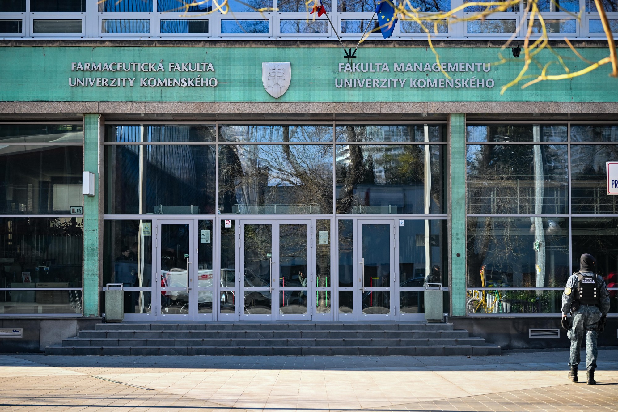 Zábery zo zásahu polície v budove Univerzity Komenského v Bratislave,