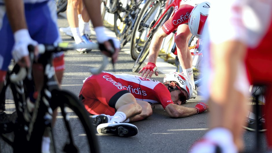 Katowice, 05.08.2020. Jeden z poszkodowanych kolarzy grupy Cofidis po kraksie na mecie 1. etapu wyścigu kolarskiego 77. Tour de Pologne z Chorzowa do Katowic.