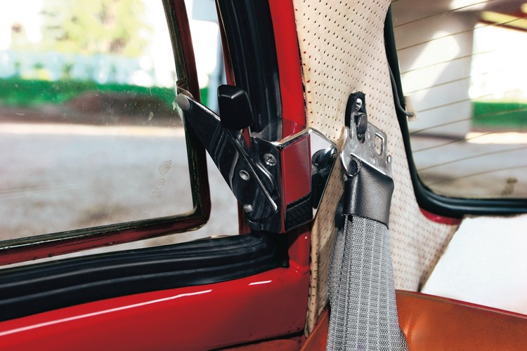 Uchylane szyby w tylnych oknach