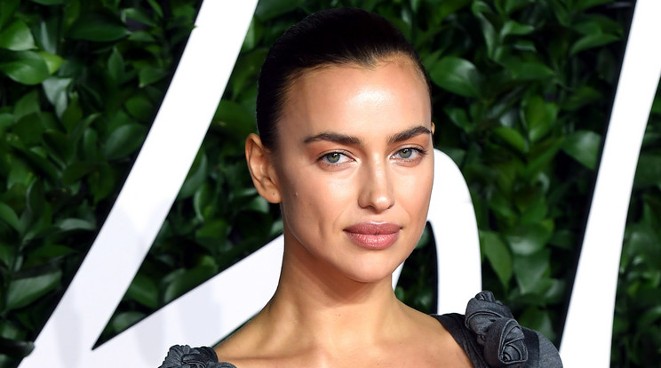 Nekivetkőzve szelfizett a tükör előtt Irina Shayk /Fotó: Northfoto