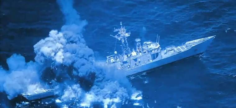 Fregata US Navy ostrzelana podczas ćwiczeń. Niesamowite nagranie w sieci