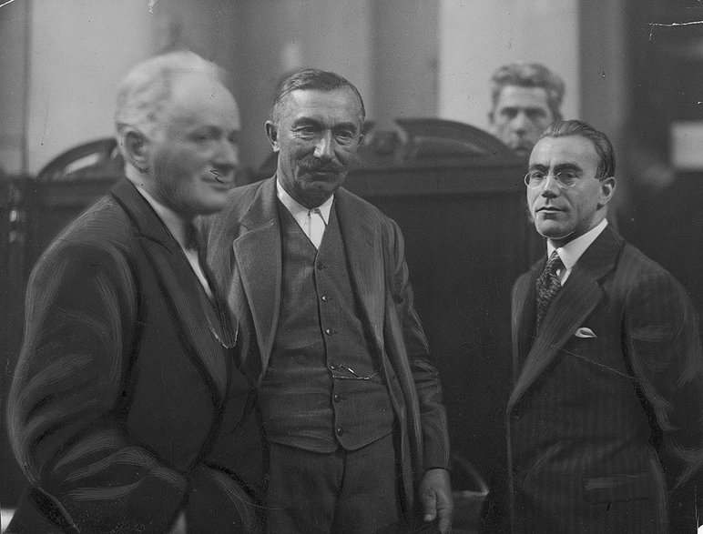 Oskarżeni Herman Lieberman, Wincenty Witos i Kazimierz Bagiński (stoją od lewej) podczas przerwy w procesie