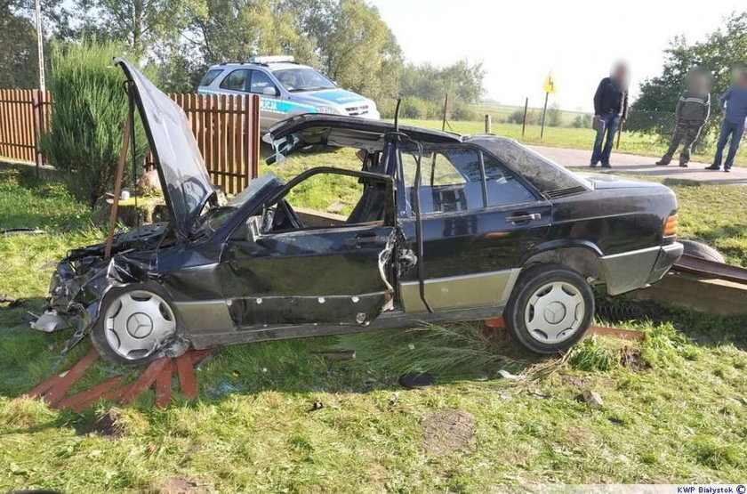 Mercedes rozbił ogrodzenie!