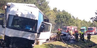 Ogień buchnął od razu. Auta stanęły w płomieniach. Tragedia pod Radomiem