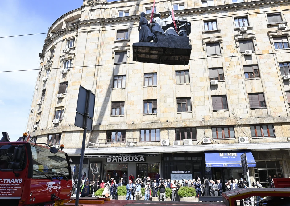 Postavljanje skulpture "Sima Igumanov sa siročićima"