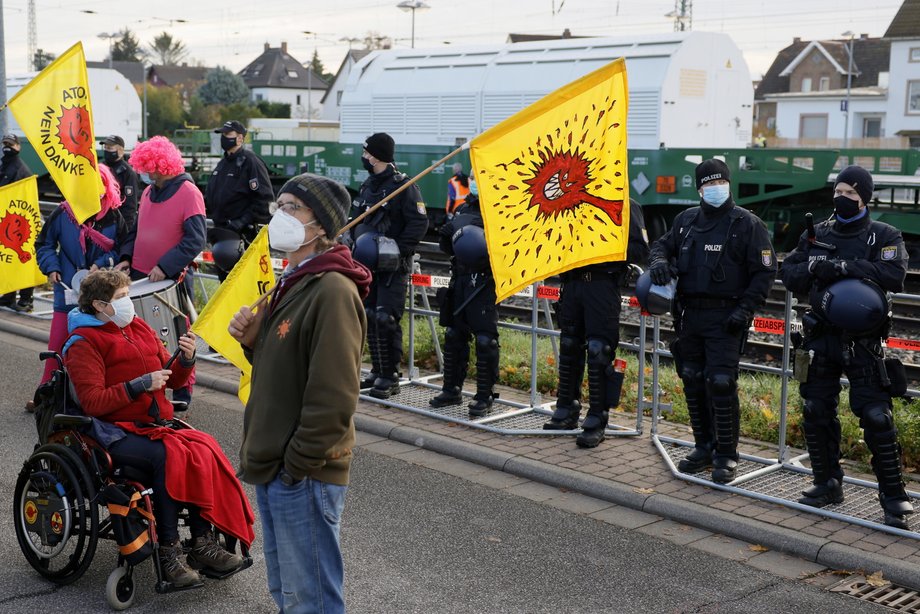 Aktywiści protestują przeciw importowaniu radioaktywnych odpadów. 