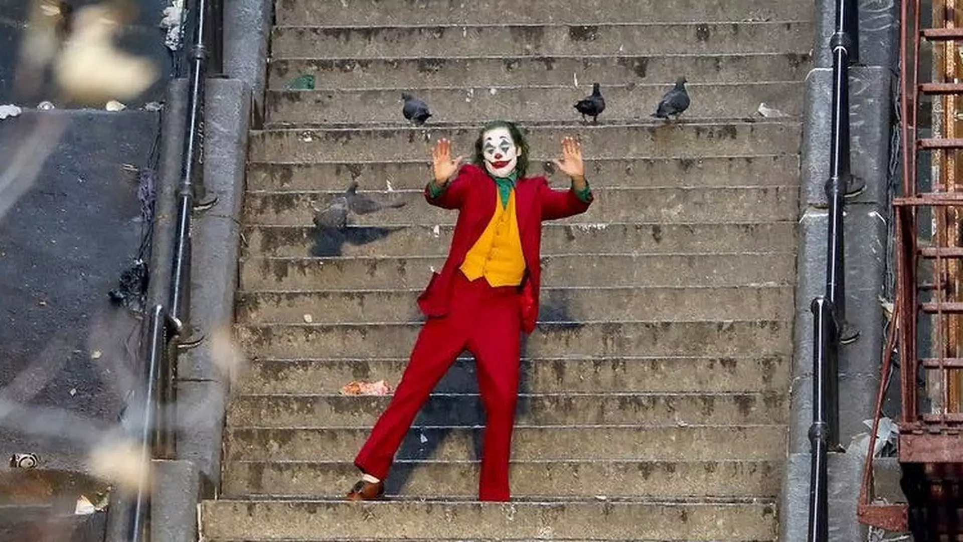 Schody z "Jokera" wkurzają mieszkańców. Burger King uspokaja darmowymi burgerami
