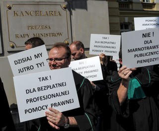 Adwokaci protestowali w Warszawie. Chcą większych stawek dla pełnomocników z urzędu [Zdjęcia]