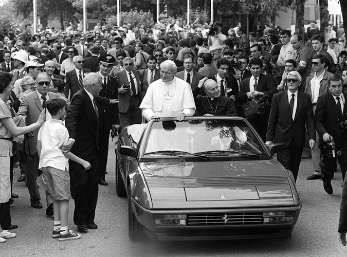 24 października 1997: Jan Paweł II stojący w ferrari podczas wizyty w Maranello we Włoszech