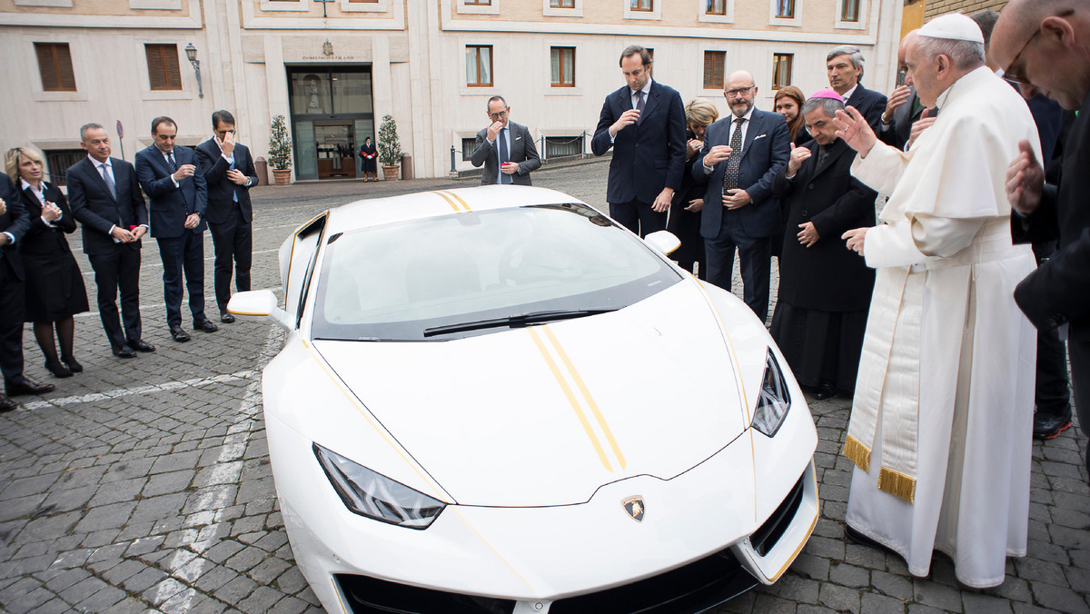 Za 715 tysięcy euro sprzedano na aukcji w Księstwie Monako sportowy samochód lamborghini ofiarowany papieżowi Franciszkowi. Przekazanie bolidu papieżowi odbyło się w listopadzie ubiegłego roku przed Domem świętej Marty w Watykanie, gdzie mieszka.