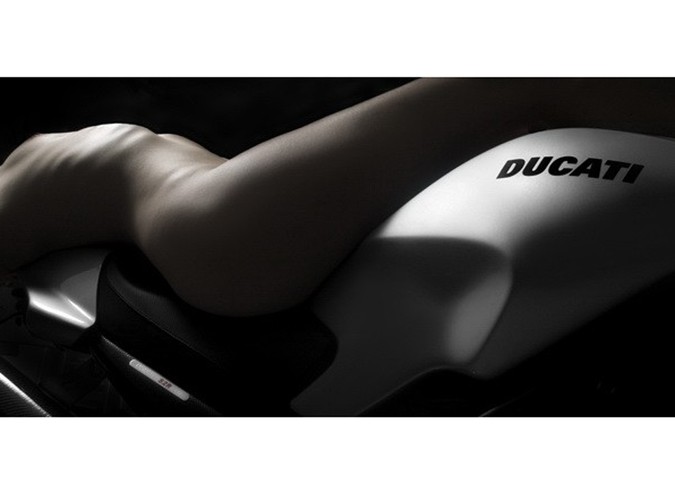 Naga kobieta i Ducati. Autorką zdjęć jest młoda artystka fotografii, Elizabeth Raab - jej specjalnością są kreatywne portrety. Ze zdjęć wykonanych jej ręką biją silne emocje. Fotografie, które możecie obejrzeć w naszej galerii można kupić w większych rozmiarach na stronie Ducati Art.