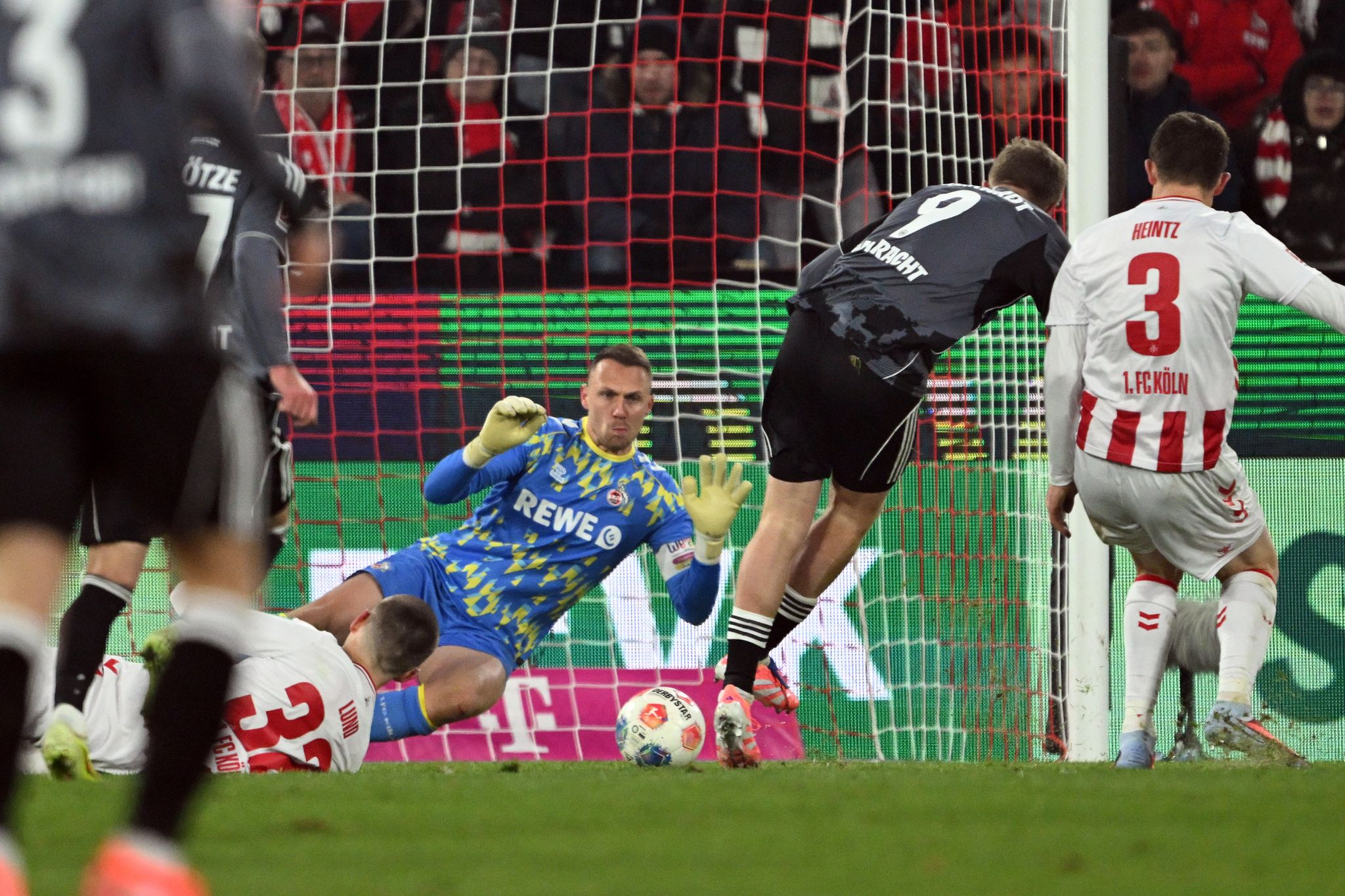 Torspektakel in Köln: Frankfurt führt 4:1, zittert zum 4:3