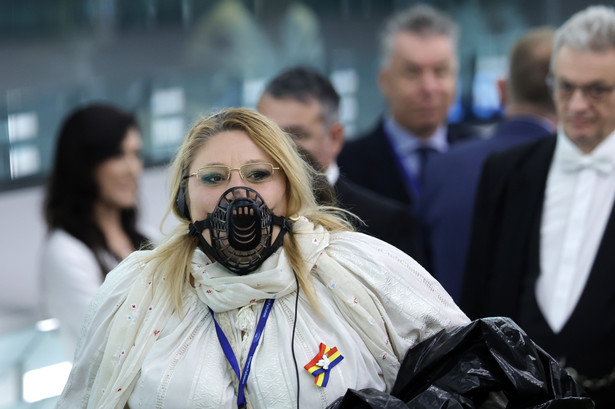 Europosłanka w kagańcu zakłóciła obrady PE. Krzyczała do Ursuli von der Leyen