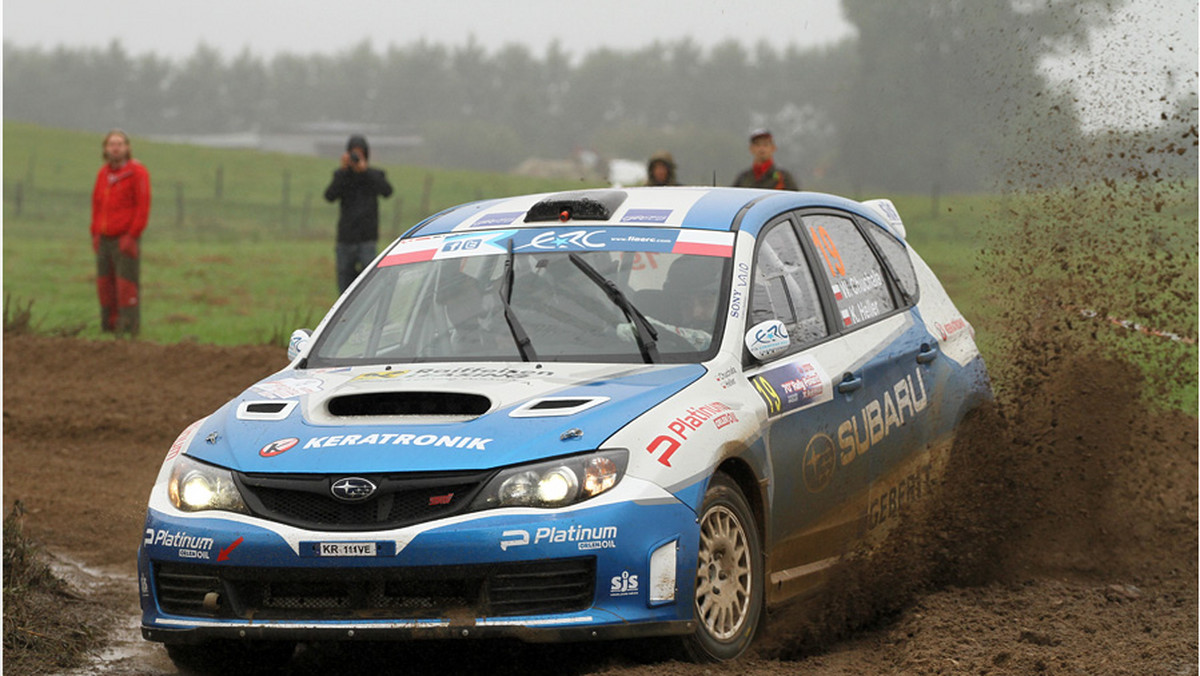 W Mikołajkach zakończył się 70. Rajd Polski, runda Rajdowych Mistrzostw Europy i Mistrzostw Polski. Załoga Platinum Rally Team Wojciech Chuchała i Kamil Heller, mimo trudnych warunków pogodowych, ukończyła szutrowe zmagania na ósmym miejscu w Rajdowych Samochodowych Mistrzostwach Polski przy okazji zajmując drugie miejsce w klasyfikacji Production Cars ERC. Michał i Grzegorz Bębenkowie mieli mniej szczęścia. Na jedenastym odcinku specjalnym uszkodzili przednie zawieszenie i byli zmuszeni do wycofania się z zawodów dwa oesy przed metą.