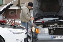 Holowanie, popychanie czy pożyczanie prądu - jak uruchomić samochód z rozładowaną baterią