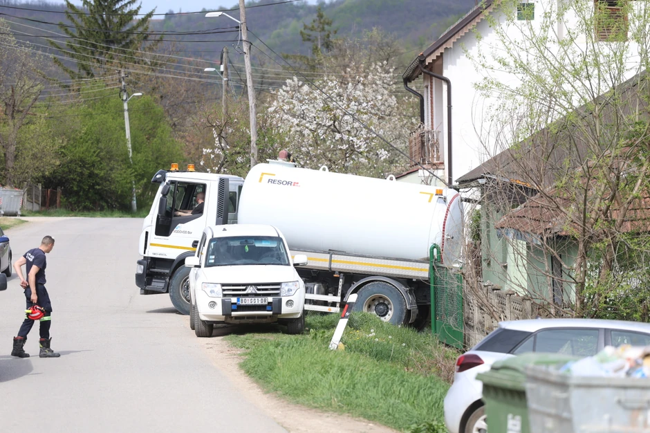 Cisterna za pražnjenje septičkih jama u dvorištu Dragijevića u Zlotu