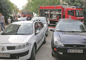 548353_kraljevo-02--vatrogasci-ne-mogu-da-se-probiju-do-zgrade-od-automobila--foto-n.-bozovic