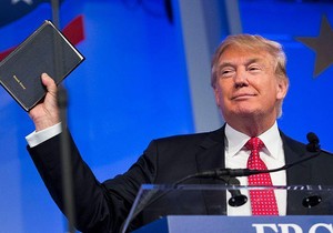 Tramp drži Bibliju tokom kampanje za predsednika 2016. godine | Foto: Getty Images