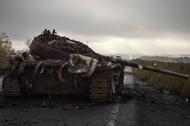 Zniszczony czołg rosyjski w okolicach Charkowa